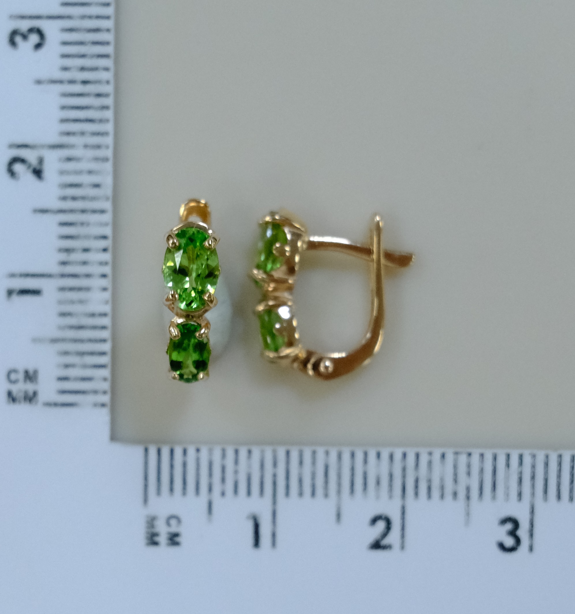 Серьги из золота с тсаворитами